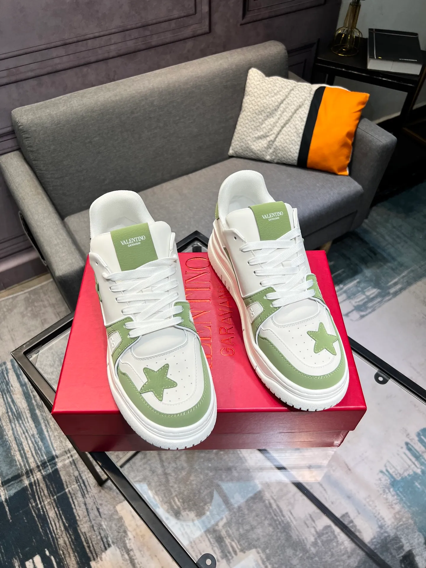 Men's Men's Shoes 💰660 Valentino 2023 early autumn new star shoes are now online! Wang Hedi and Ren Jialun have been worn by many celebrities. Who can refuse the same couple shoes as Wang Hedi! The design of Stars Stab My Heart is cool and spicy. The material of the shoes is cowhide, and every color is beautiful! Size 35-40, men’s size 39-44 (women’s 41, men’s 38, 45🉑️customized)